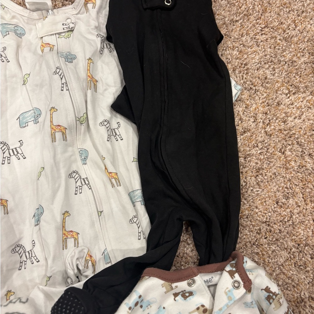 Assorted 3-6 month pajamas - Picture 9 of 9